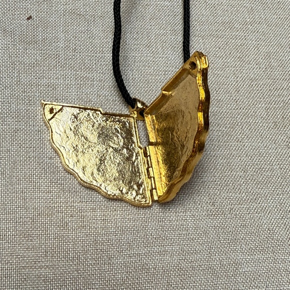 Elegant Gold Fan Pendant Necklace - Picture 2 of 11